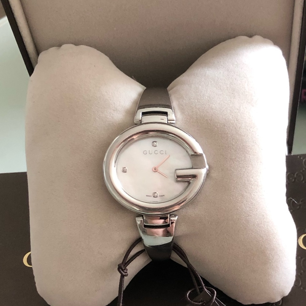 Gucci watch with diamond in the interior